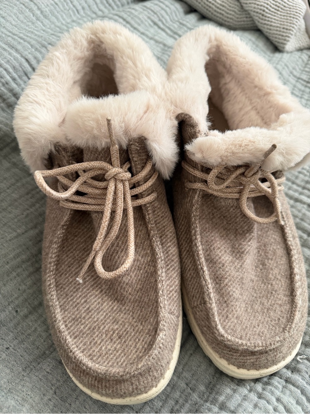 Hey Dude Women's Tan Faux-Fur Lined Slip-On Slippers